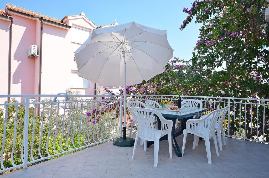 Apartments Sime Vodice Eksteriør bilde